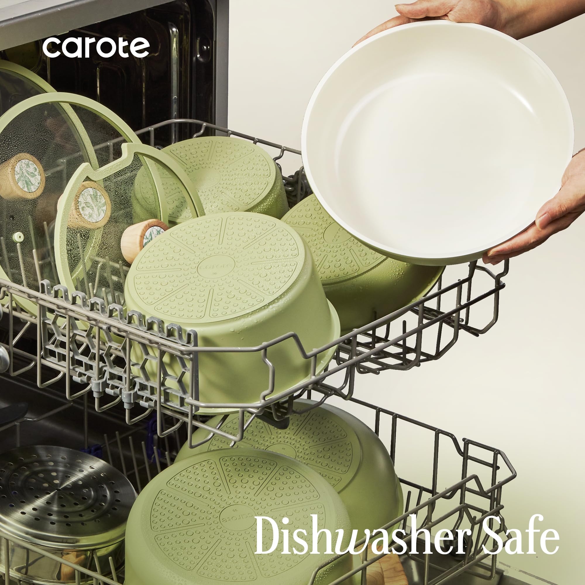 CAROTE pan held in hand to show lightweight build and easy maneuverability