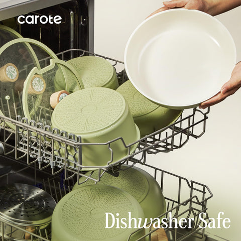 CAROTE pan held in hand to show lightweight build and easy maneuverability