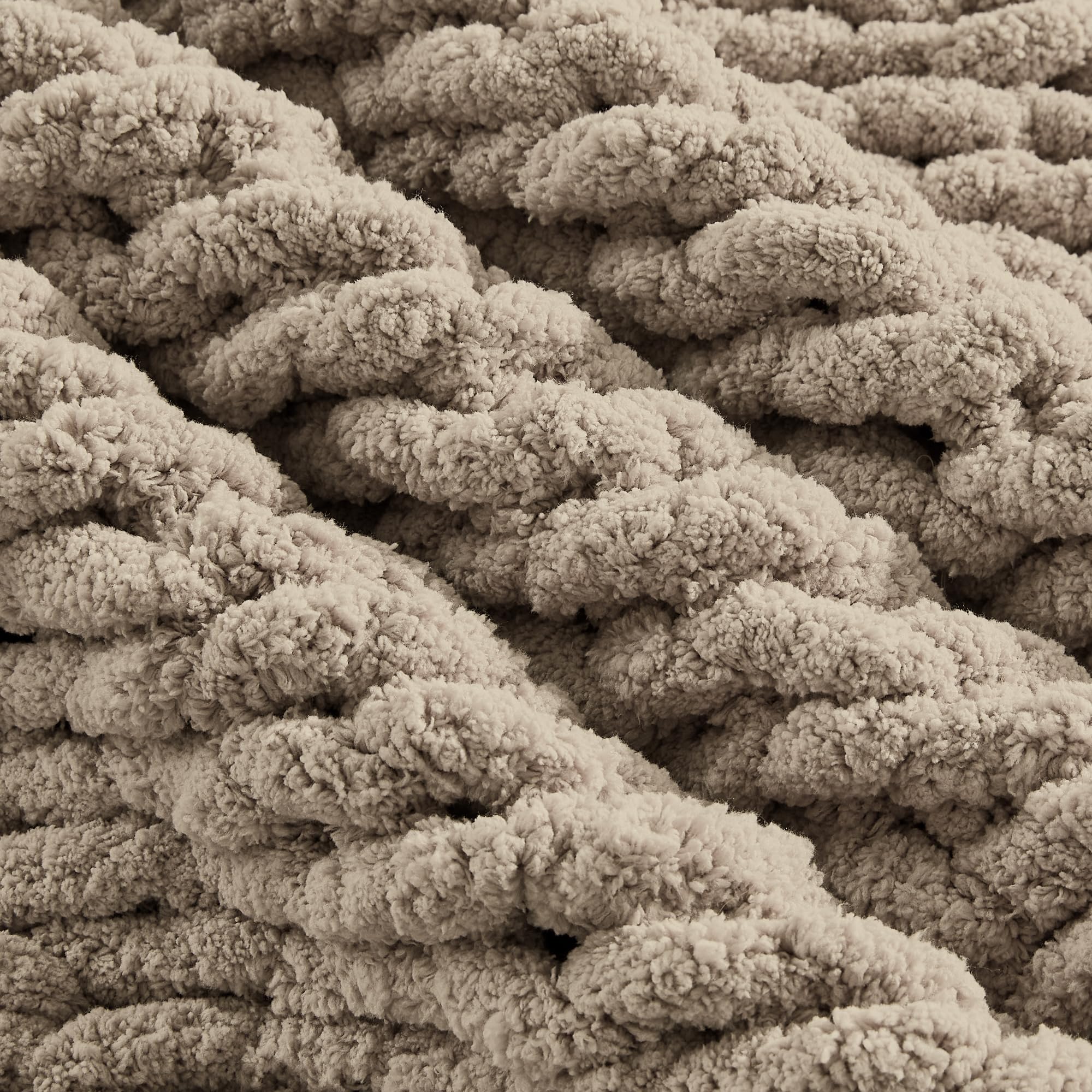 Carriediosa artisan hands knitting blanket showing handmade authenticity benefit