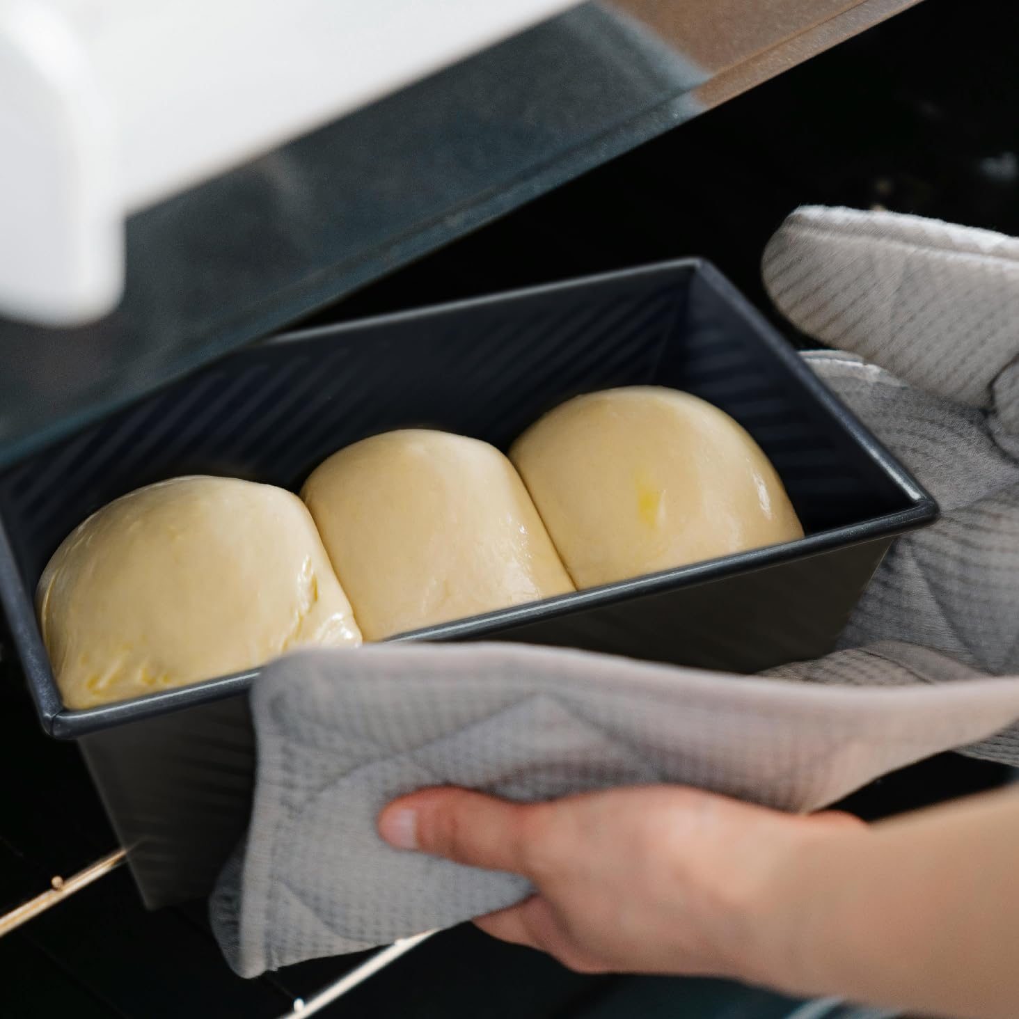 CARTMAN pan next to ruler showing dimensions for accurate dough sizing benefit