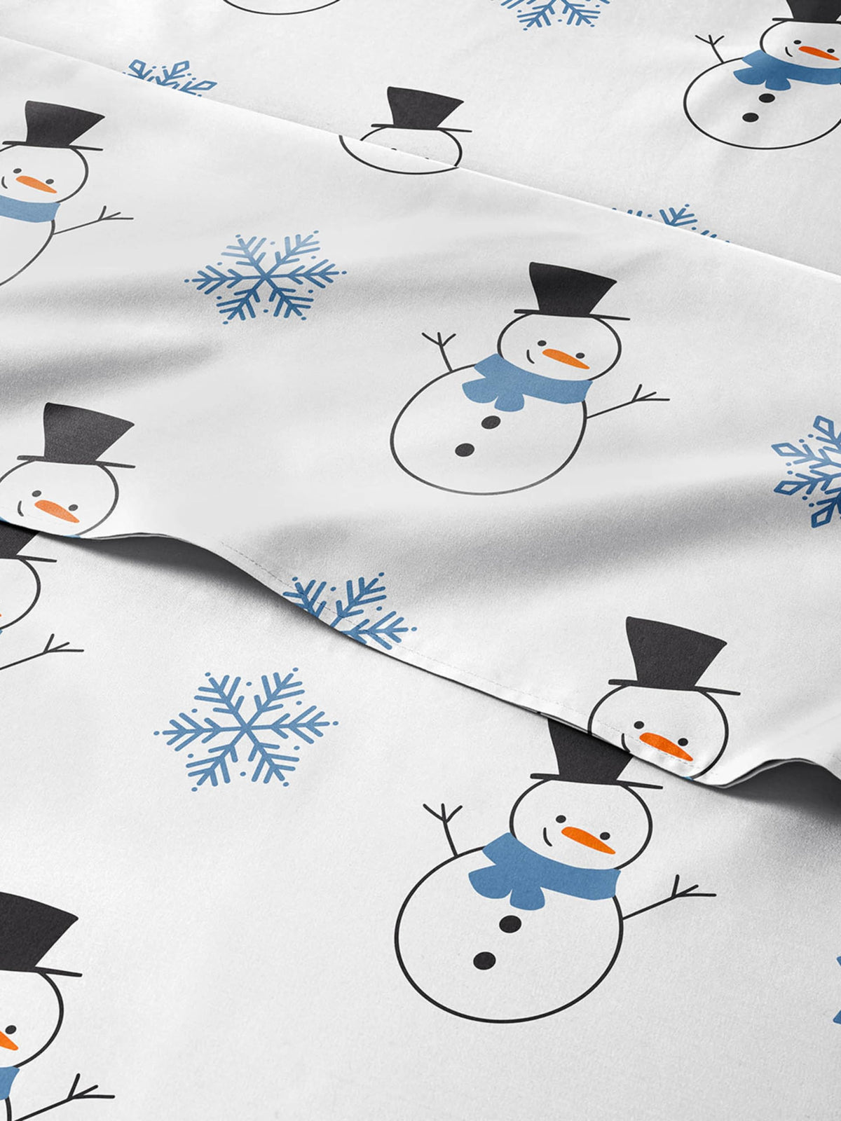 CGK Unlimited front view of snowman sheet set, seasonal style on bed