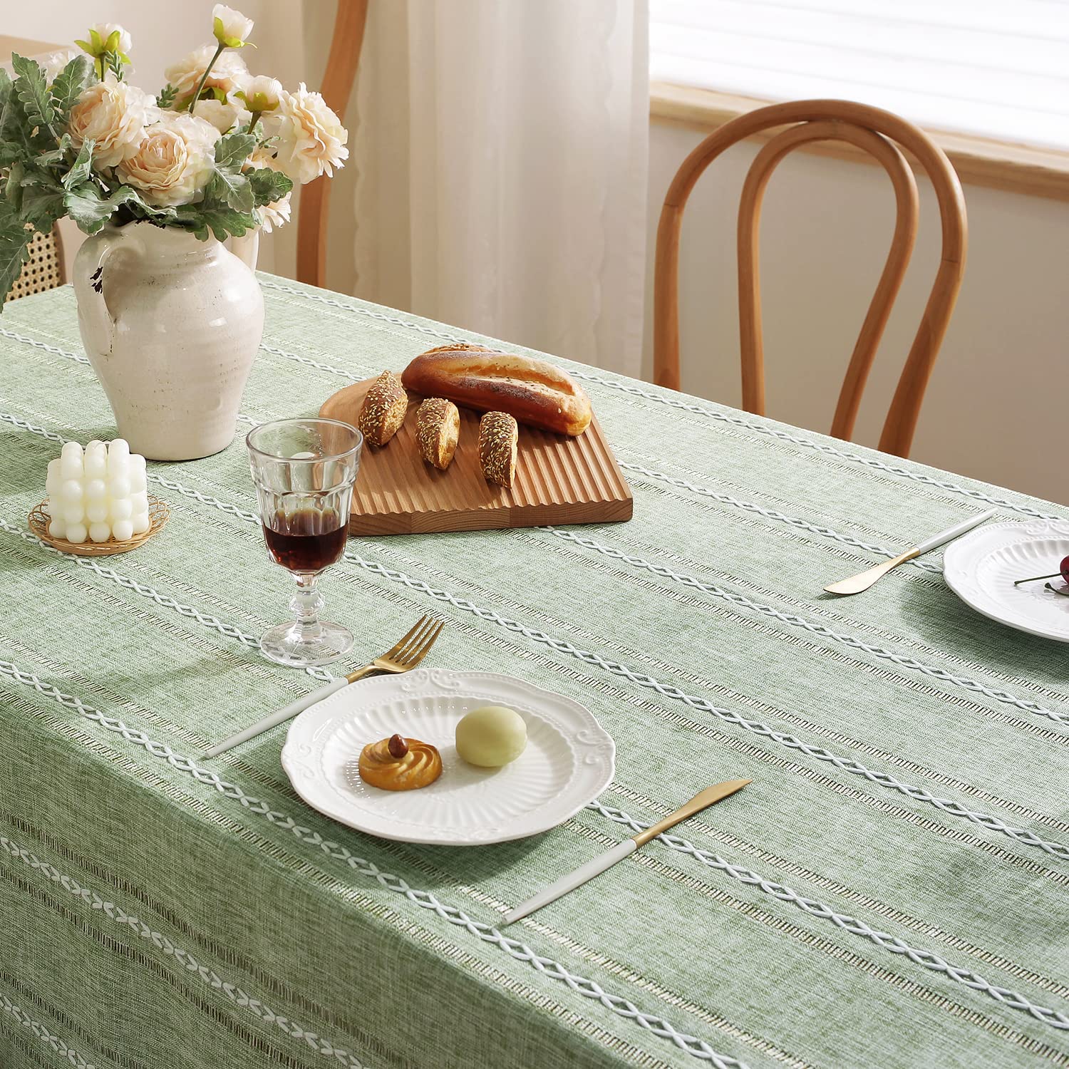 Chassic scale comparison with dinnerware to show 60x84 inch fit for 6–8 seats