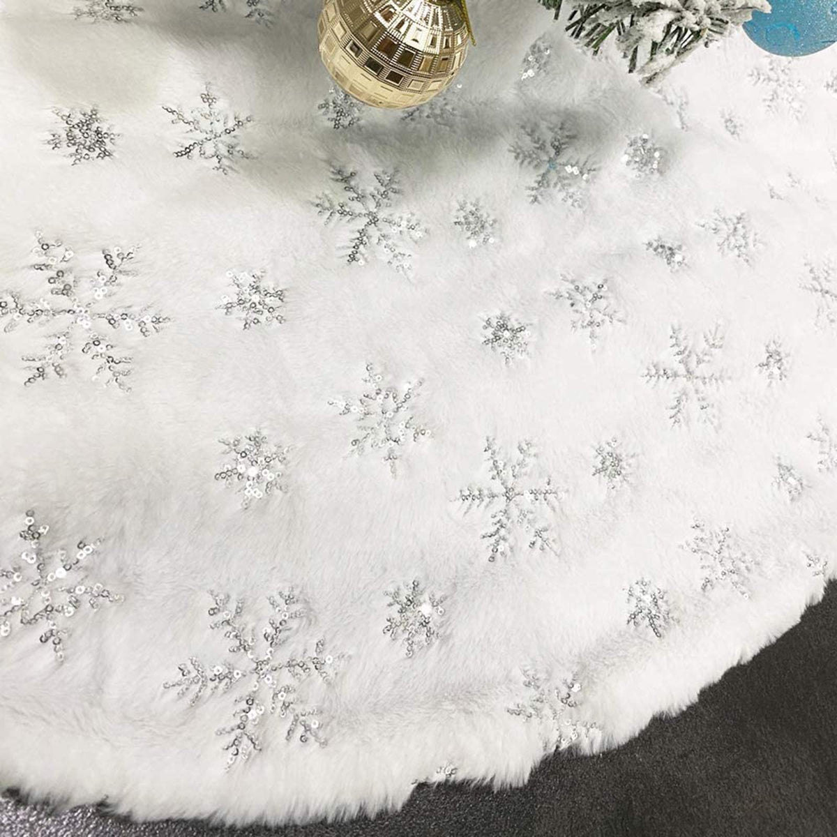 CHICHIC front view of 48 inch white tree skirt showing full round design and plush look