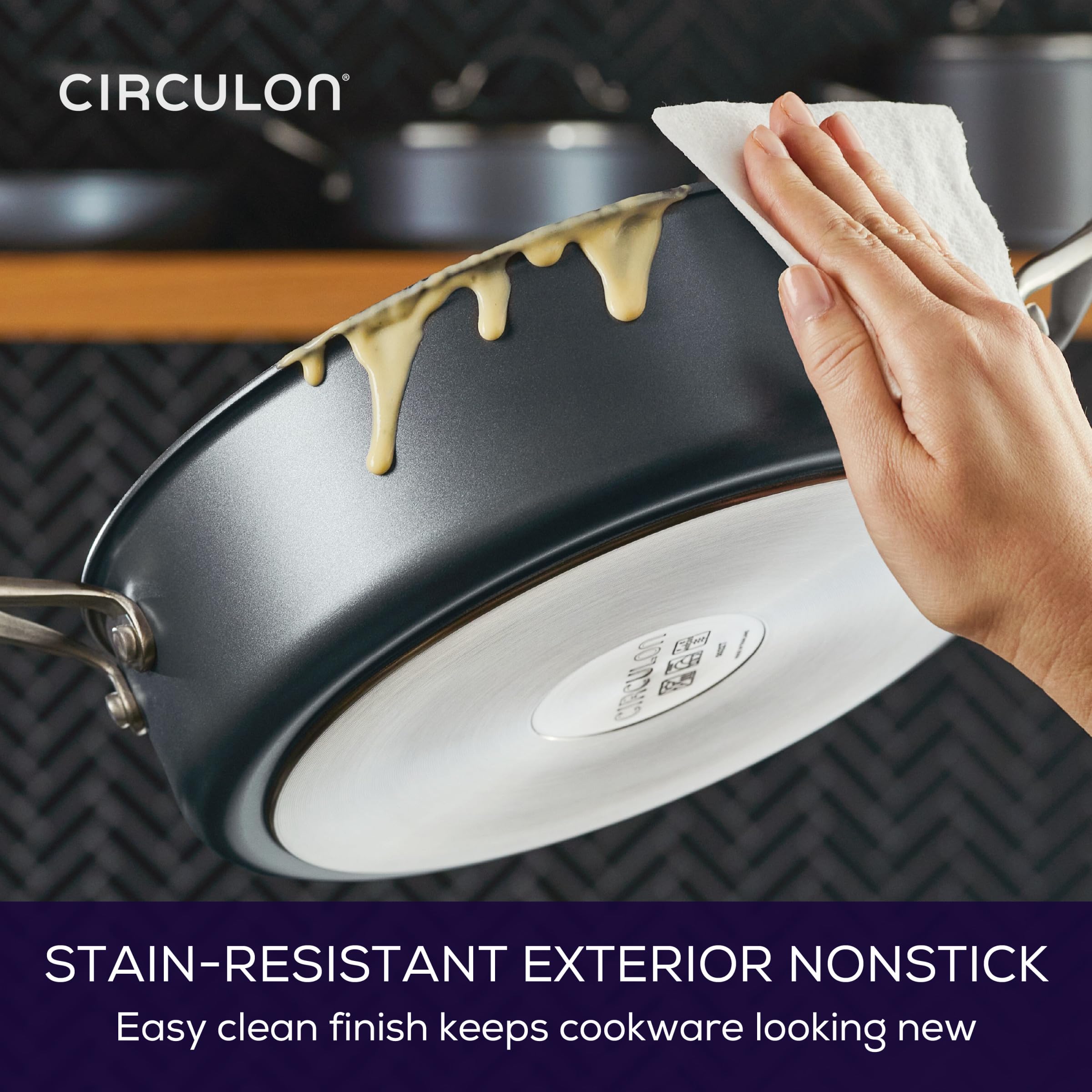 Circulon A1 lid steam locking shot, demonstrating moisture retention and flavor sealing