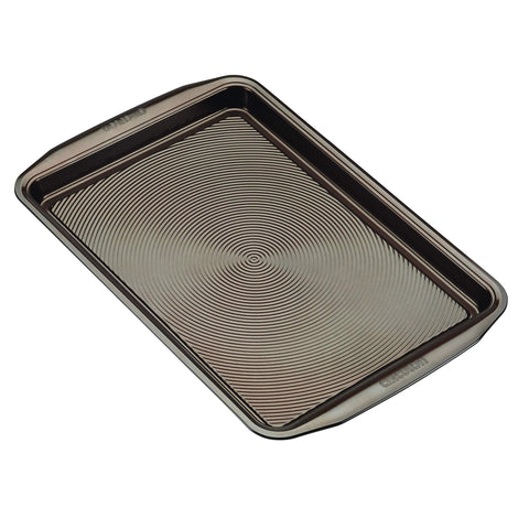 Circulon rolled rim detail emphasizing pan rigidity and warp resistance