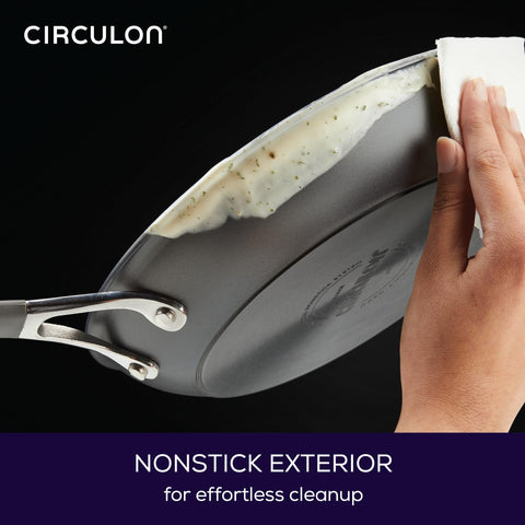 Circulon Radiance helper handle focus demonstrating two-handed lifting support