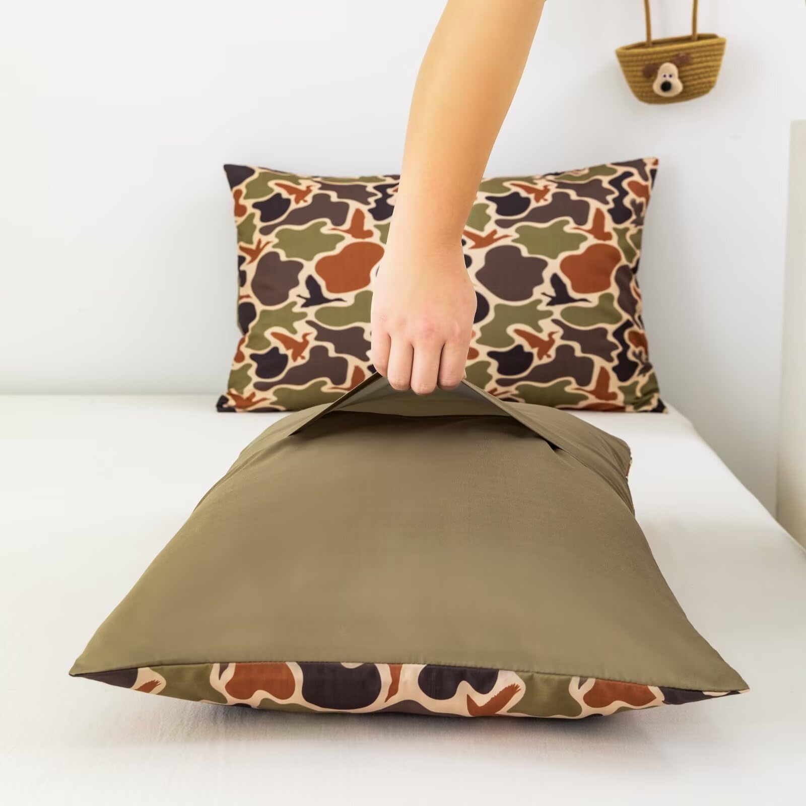 CKOU CCOO hand showing comforter scale for accurate twin-size fit