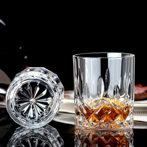 Claplante whiskey glass held in hand demonstrating grip and comfortable weight