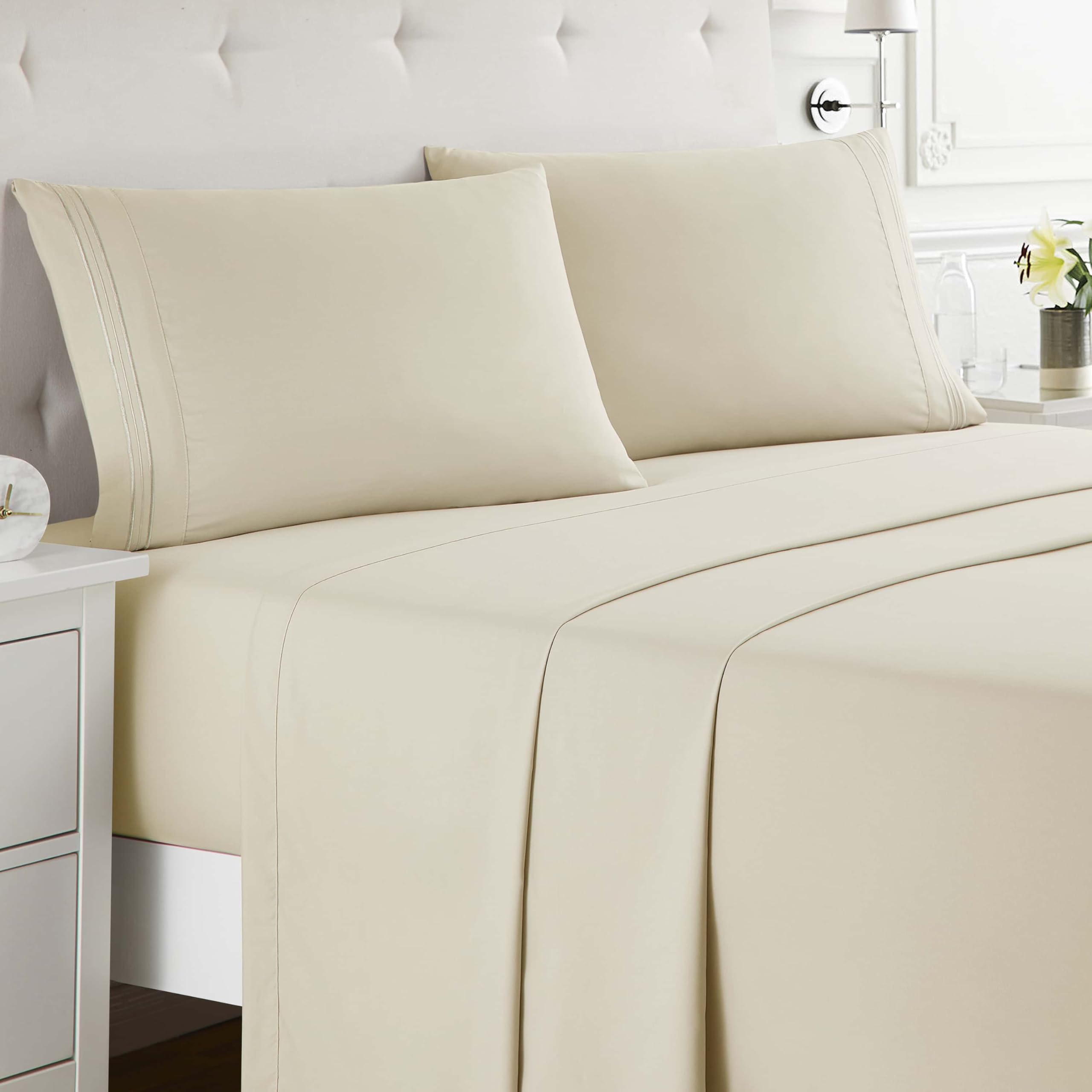 Clara Clark close-up of deep-pocket fitted sheet elastic hugging mattress corner, secure fit