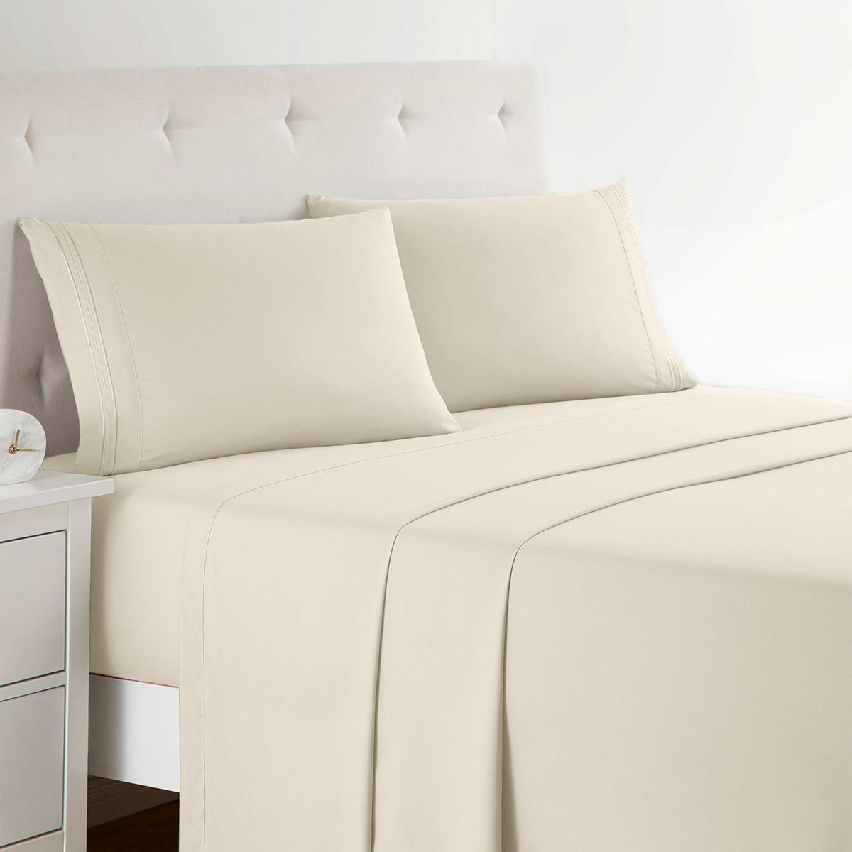 Clara Clark full xl set front view showing cream sheets and neat fold, luxurious comfort