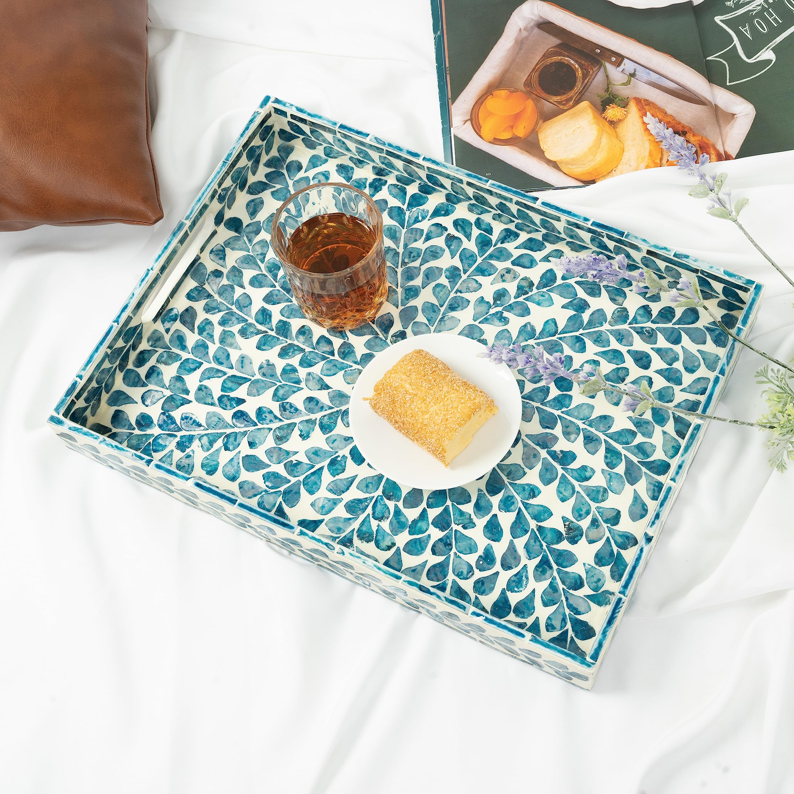 CLAYNIX tray with breakfast items illustrating size scale and effortless morning serving