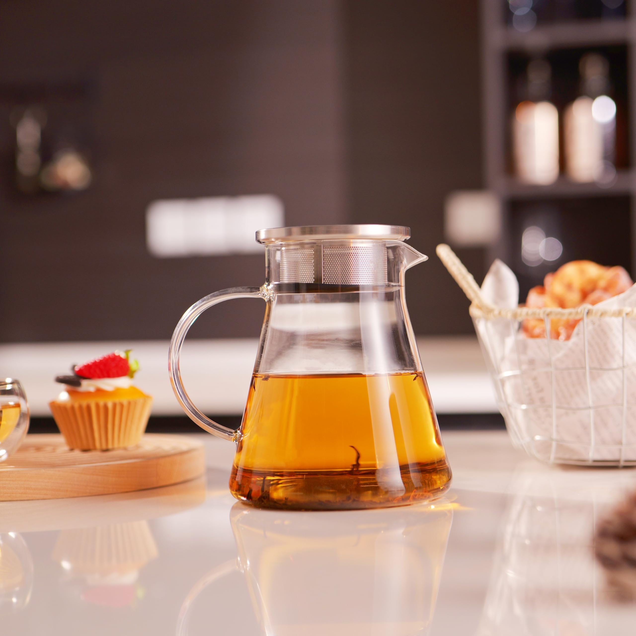 CNGLASS teapot next to cups for size comparison showing 900ml capacity usefulness