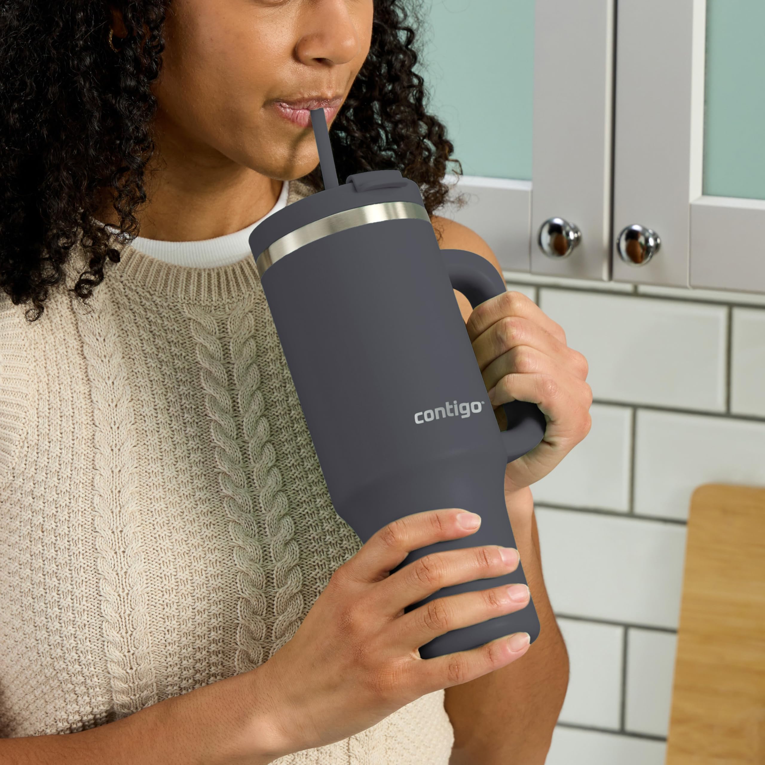 Contigo Streeterville handle view highlighting comfortable grip for carrying on the go