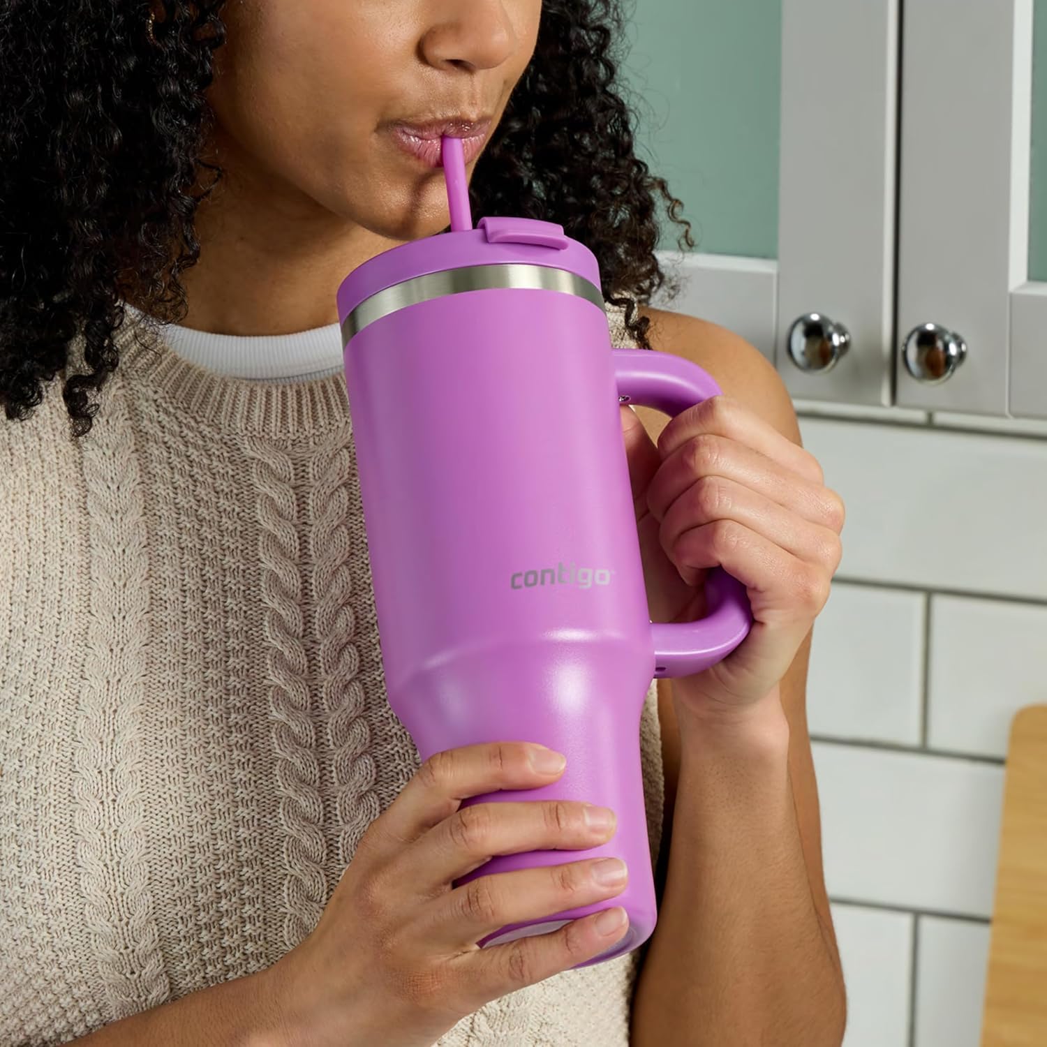 Contigo Streeterville placed in car cupholder showing travel-friendly benefit