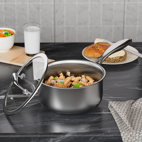 COOKER KING size comparison with fruit showing 3-quart capacity and scale