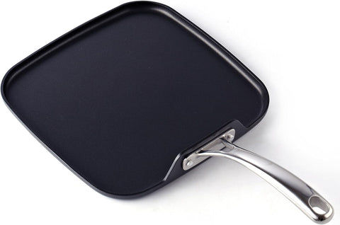 Cooks Standard front view showing square griddle and large cooking surface for even heating