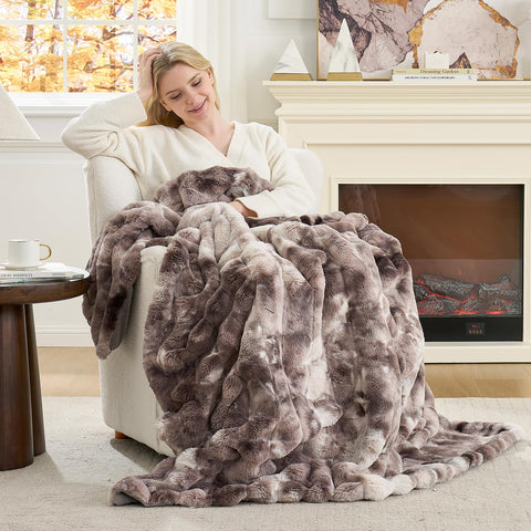 Cozy Bliss close-up faux fur texture, highlights ultra-soft touch