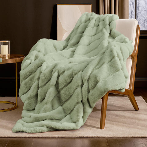Cozy Bliss front packaging showing green throw and neat fold, gift-ready benefit