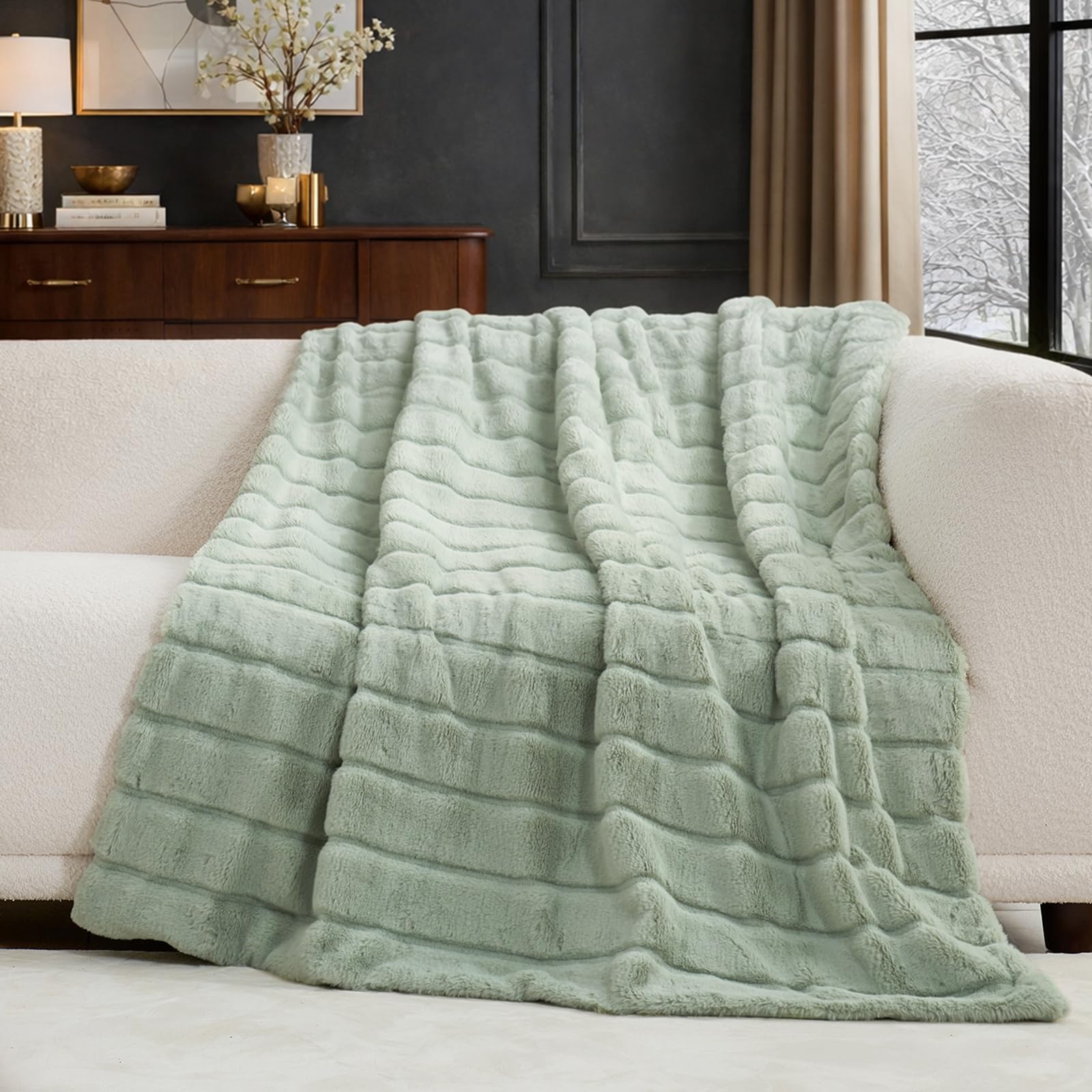 Cozy Bliss in-hand snuggle demo showing softness and cozy comfort benefit