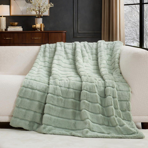 Cozy Bliss in-hand snuggle demo showing softness and cozy comfort benefit