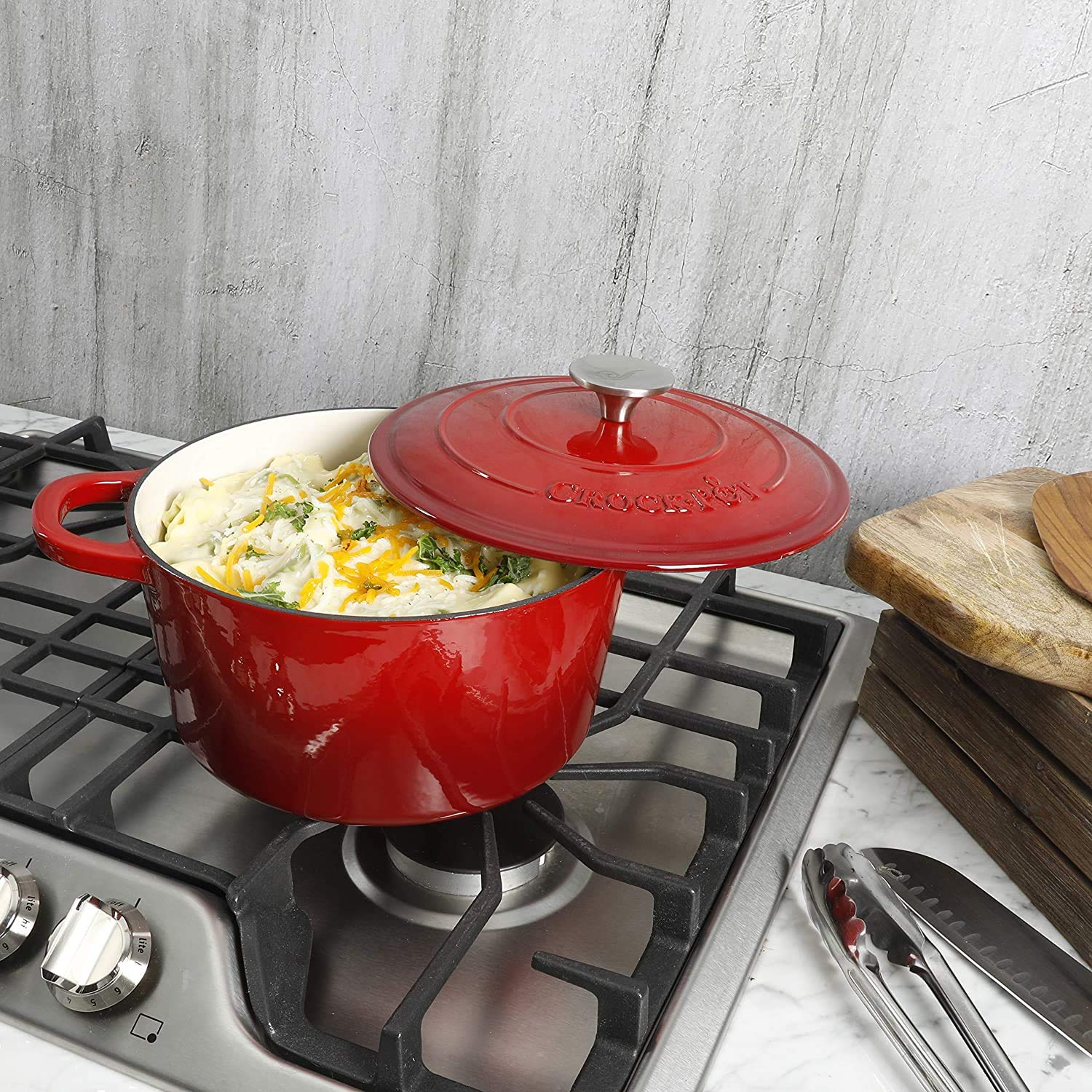 Crock-Pot Artisan lid handle detail, secure sealing and handling benefit