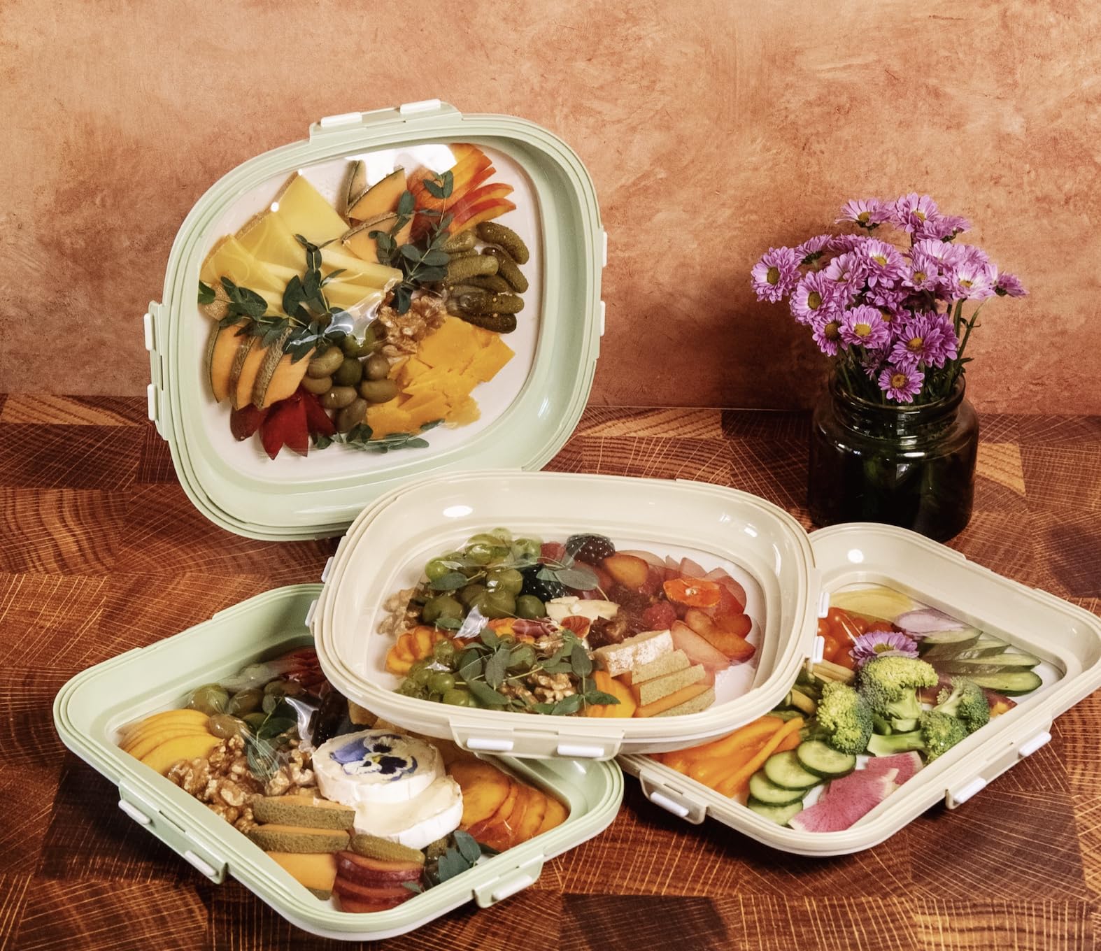 Crudités rectangle tray with freezer icon showing freezer-safe storage benefit
