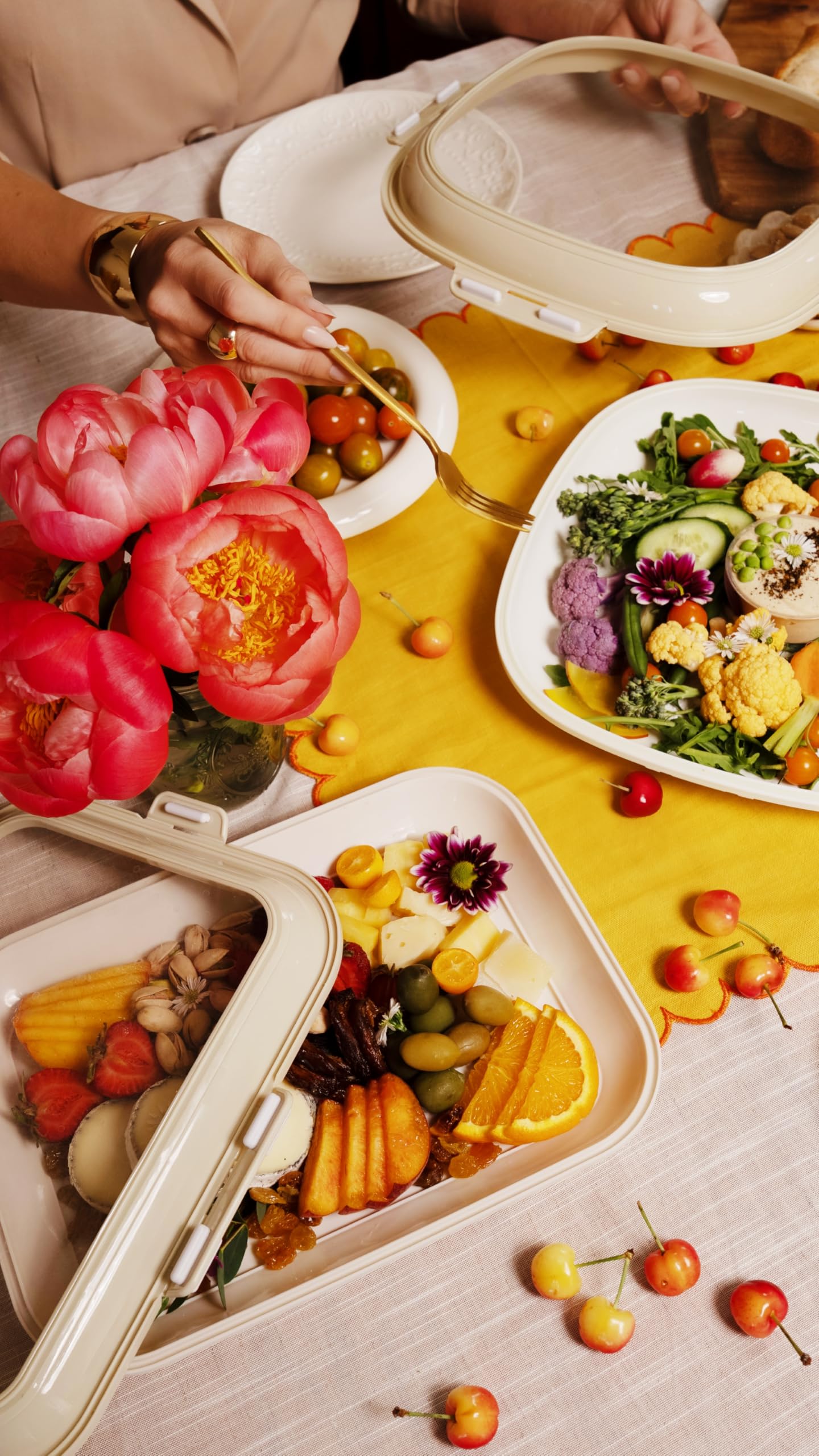 Crudités tray inside a tote bag ready for travel, illustrating on-the-go convenience
