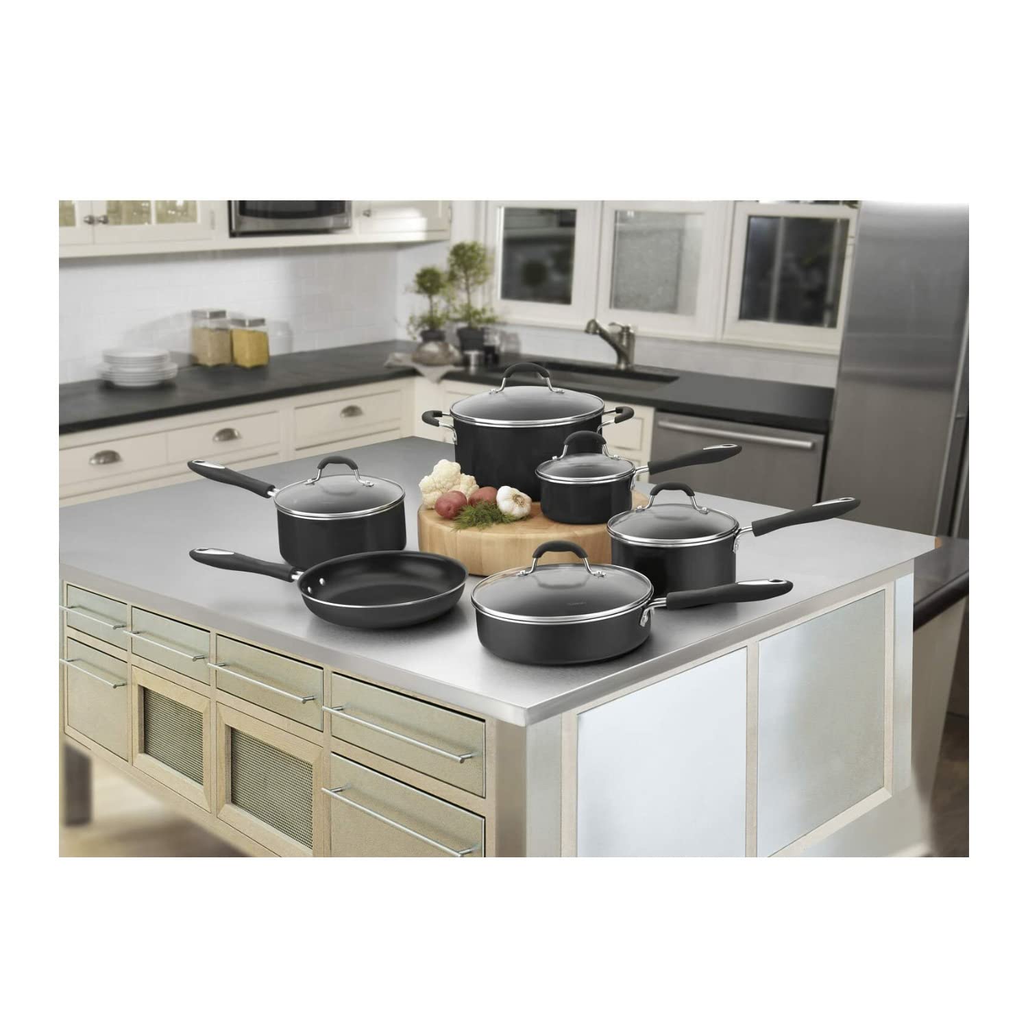 Cuisinart close-up of tempered glass lid and silicone handle for safe monitoring