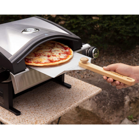 Cuisinart close-up of beveled edge for easy under-crust sliding