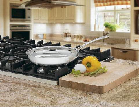 Cuisinart Contour Stainless close-up of contoured handle and tempered glass lid for secure control