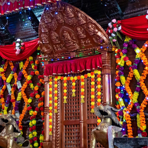 Daifunli hung doorway display demonstrating festive entrance décor that welcomes guests