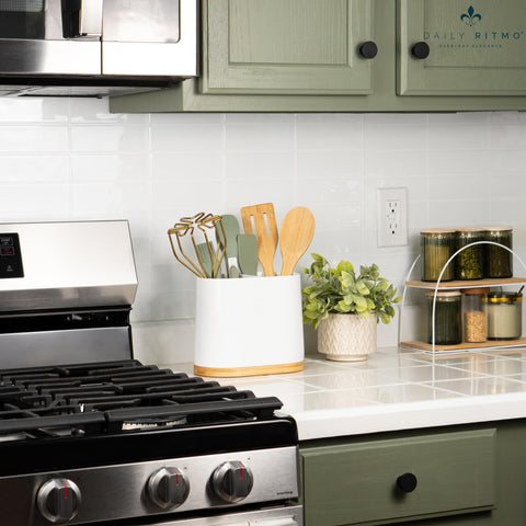 DAILY RITMO resin surface detail showing durable, easy-to-clean finish