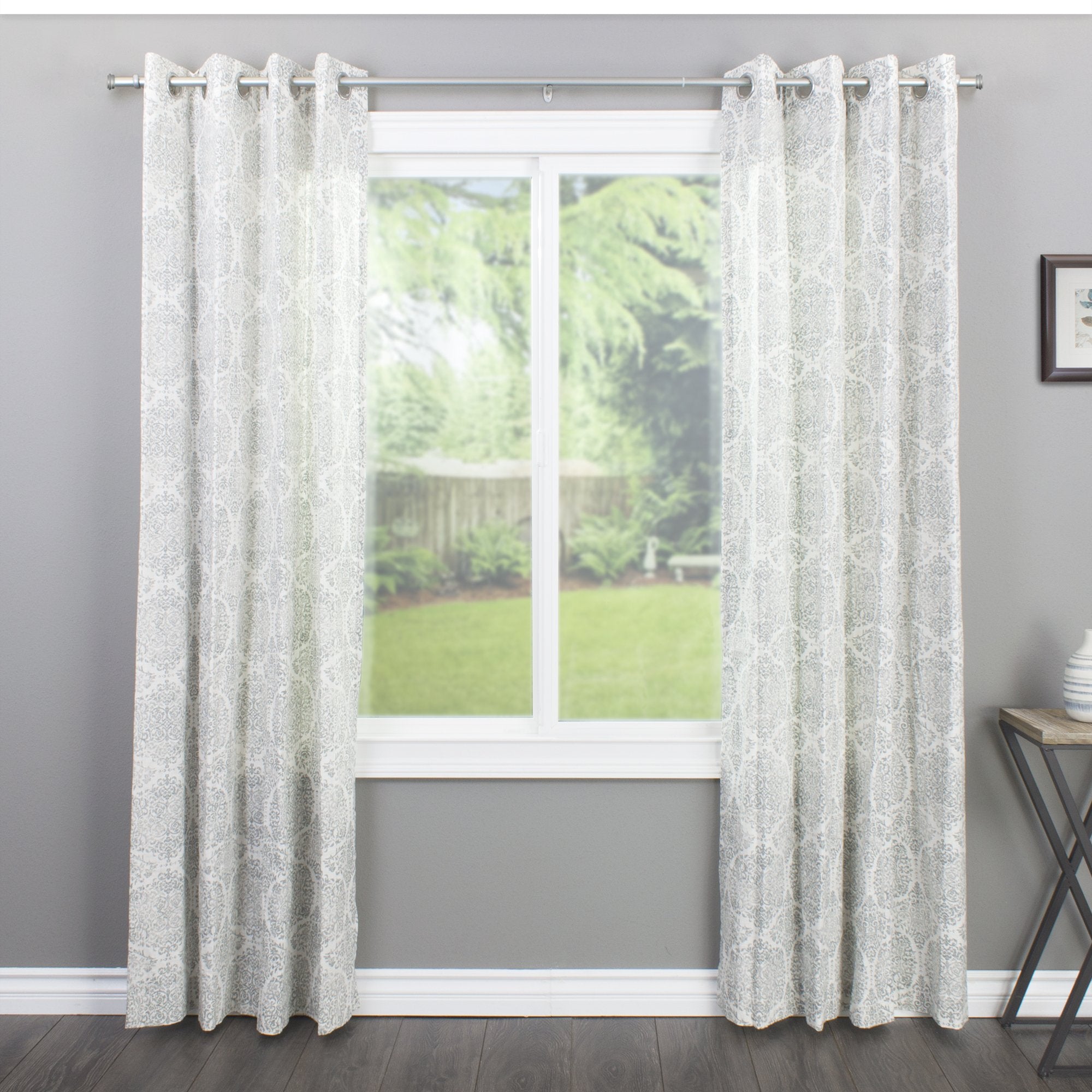 Decopolitan rod mounted at window with tape-measure showing scale and adjustable fit benefit