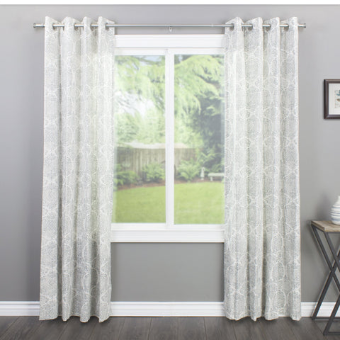 Decopolitan rod mounted at window with tape-measure showing scale and adjustable fit benefit