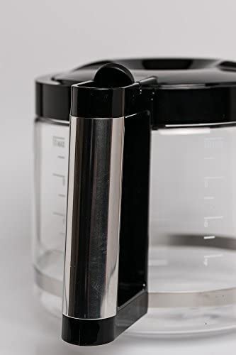 De'Longhi carafe handle and pouring angle for comfortable grip