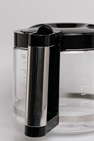 De'Longhi carafe handle and pouring angle for comfortable grip