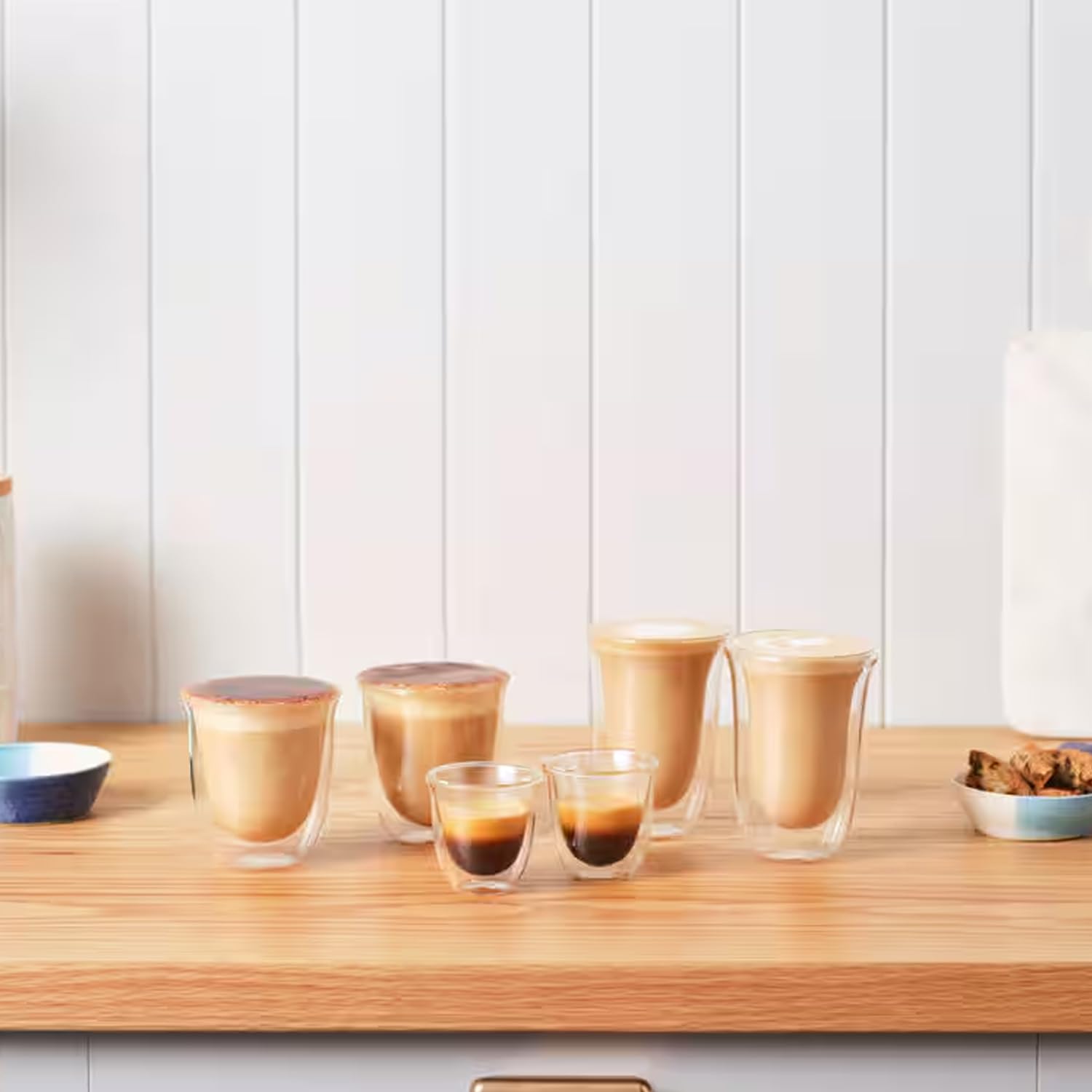 De'Longhi espresso close-up with visible crema and enhanced flavor presentation benefit