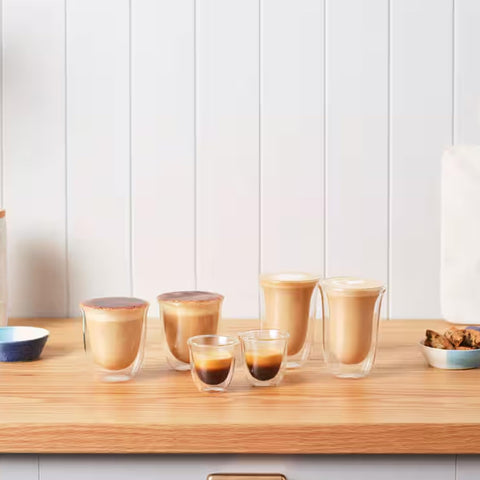 De'Longhi espresso close-up with visible crema and enhanced flavor presentation benefit