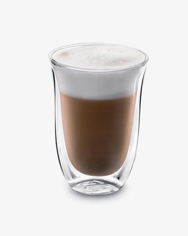 De'Longhi latte art in glass showcasing layered espresso and milk for presentation appeal