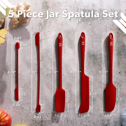 di oro spatula near a simmering pan demonstrating 600°F heat resistance and safety