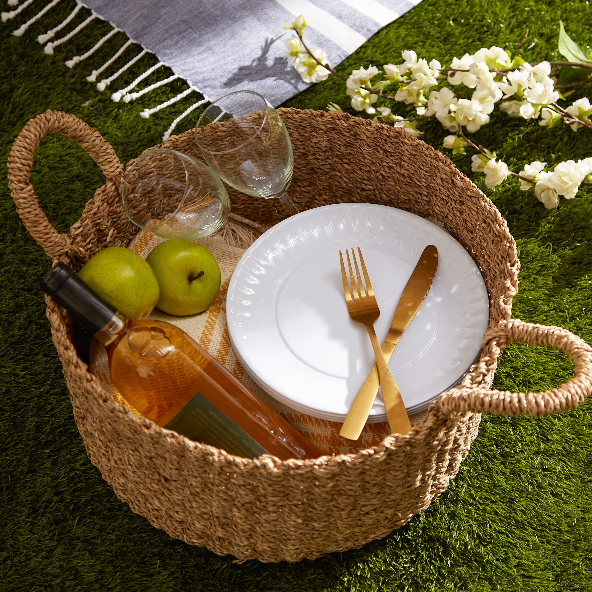 DII table set for wedding showing elegant white plates suitable for events