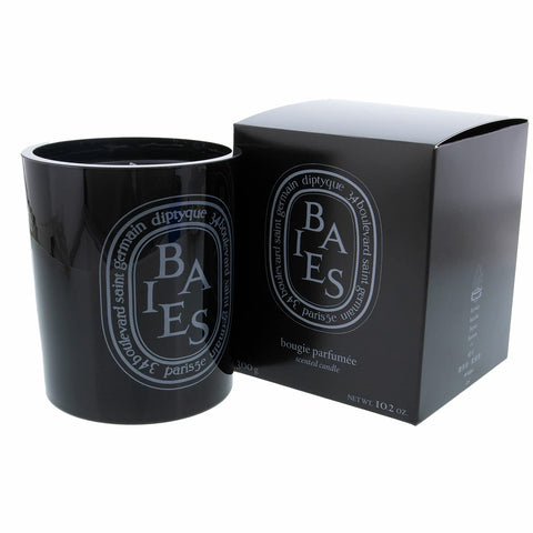 Diptyque Black Baies close-up of burn pool and wax, demonstrating even melt and lasting scent