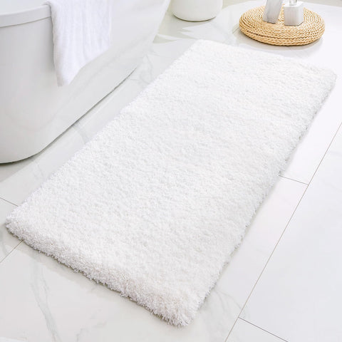 Disolla mat with wet feet to show quick water absorption and dry surface benefit