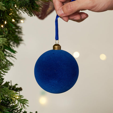 DN DECONATION close-up showing blue velvet texture that adds plush elegance