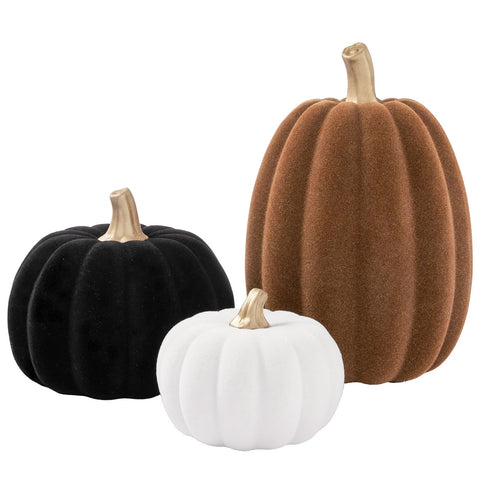 DN DECONATION mantel scene with pumpkins creating cozy autumn ambiance