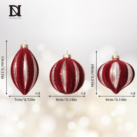 DN DECONATION ornaments on a decorated tree, creates warm vintage ambiance