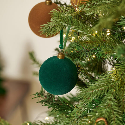 DN DECONATION used in table centerpiece, creates polished holiday display
