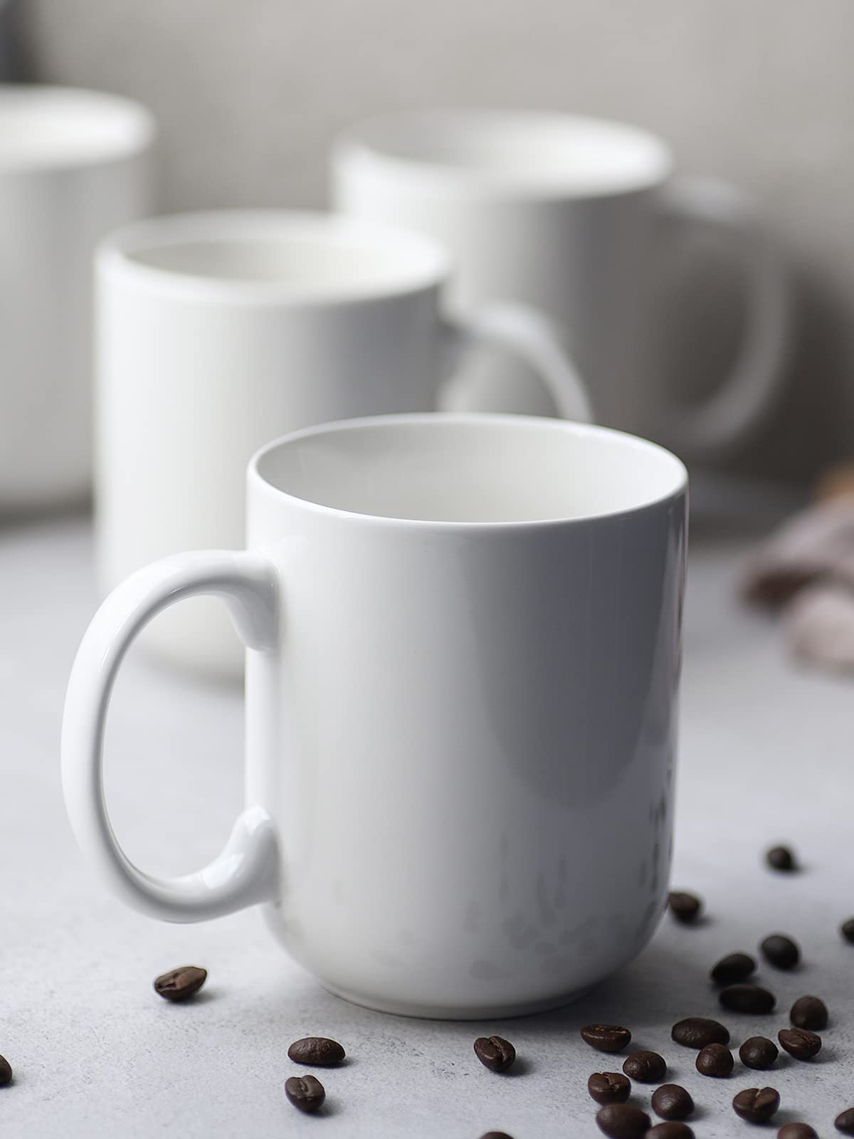DOWAN pouring coffee into a 20 oz mug showing generous capacity for drinks