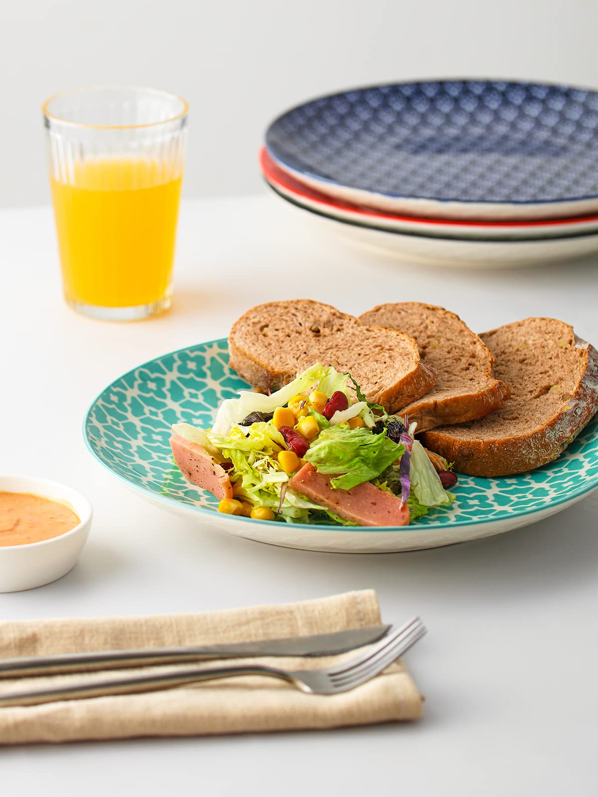 DOWAN stacked plates side profile showing compact storage and space-saving benefit