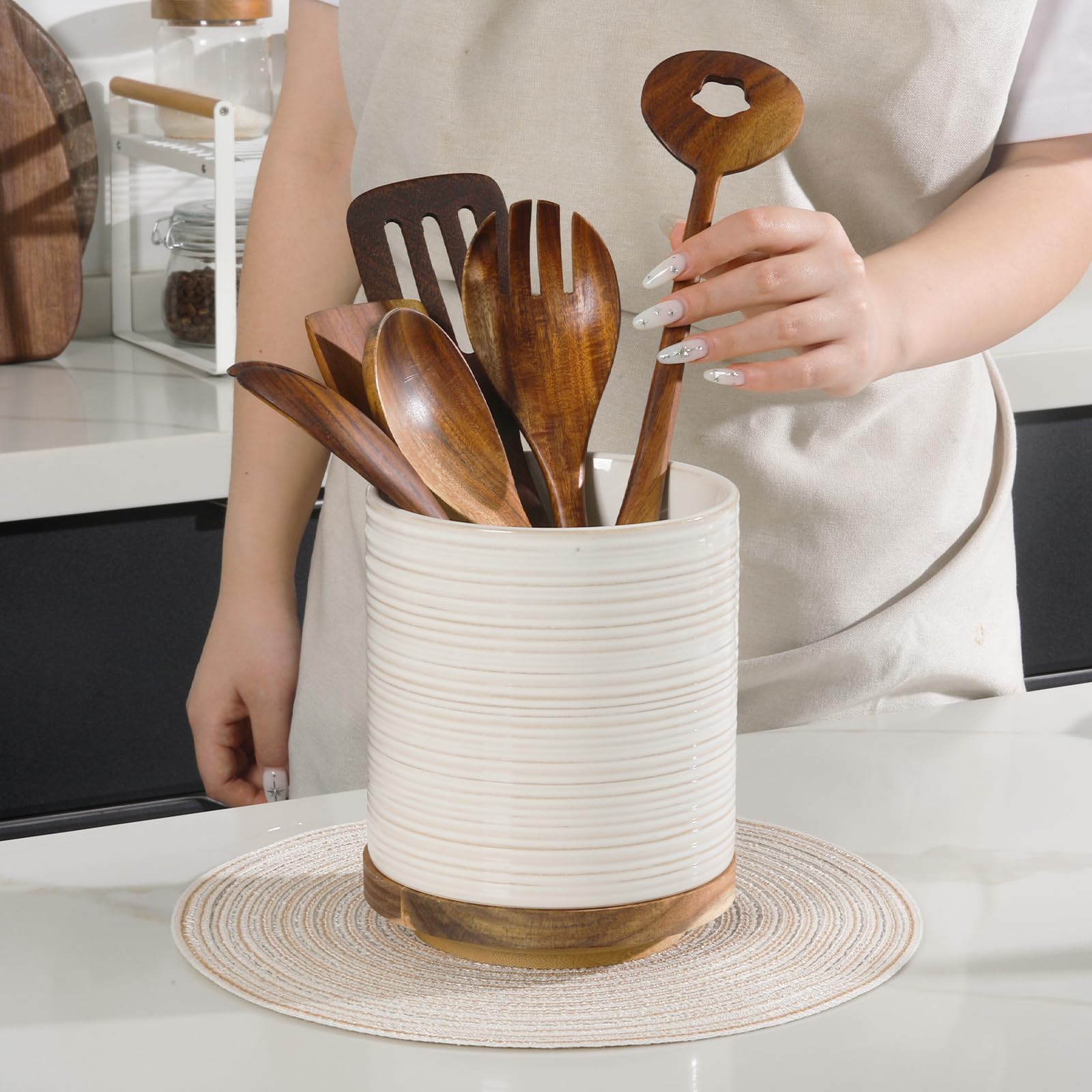 DOWAN size comparison next to cutting board illustrating scale and capacity
